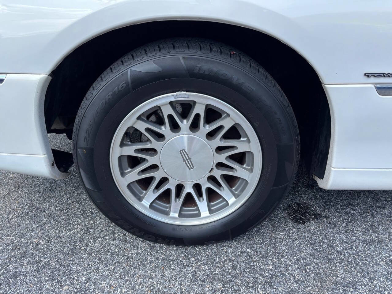 Used 2000 Lincoln Town Car Signature image 9