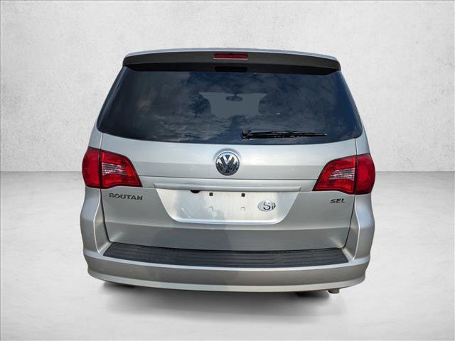 Used 2012 Volkswagen Routan SEL FWD image 6