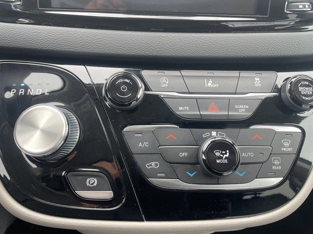 Used 2022 Chrysler Pacifica Touring-L image 27