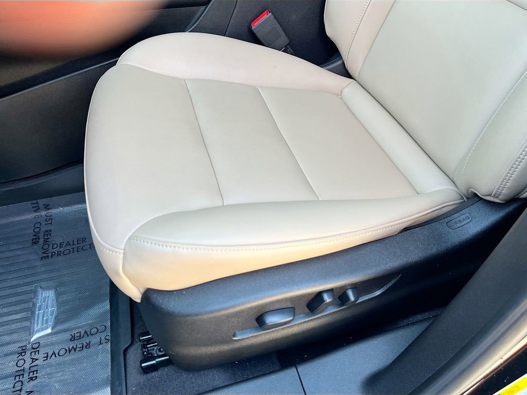 Used 2024 Cadillac XT4 Luxury w/ Cold Weather Package image 19