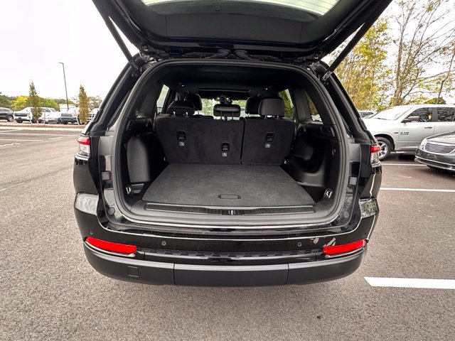 Used 2025 Jeep Grand Cherokee Altitude AWD/4WD image 16