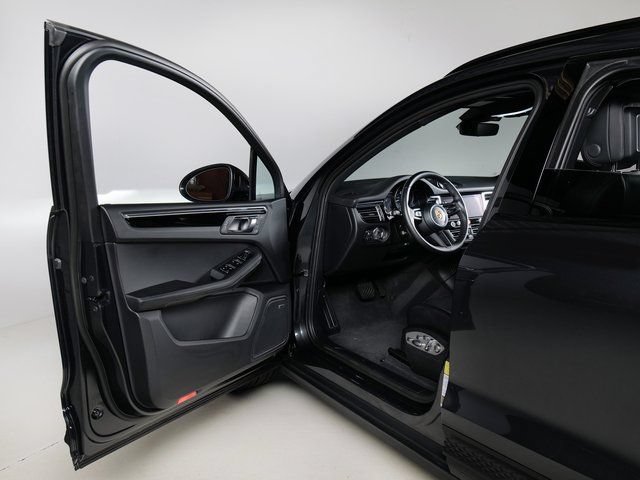 Certified 2026 Porsche Macan AWD/4WD image 28