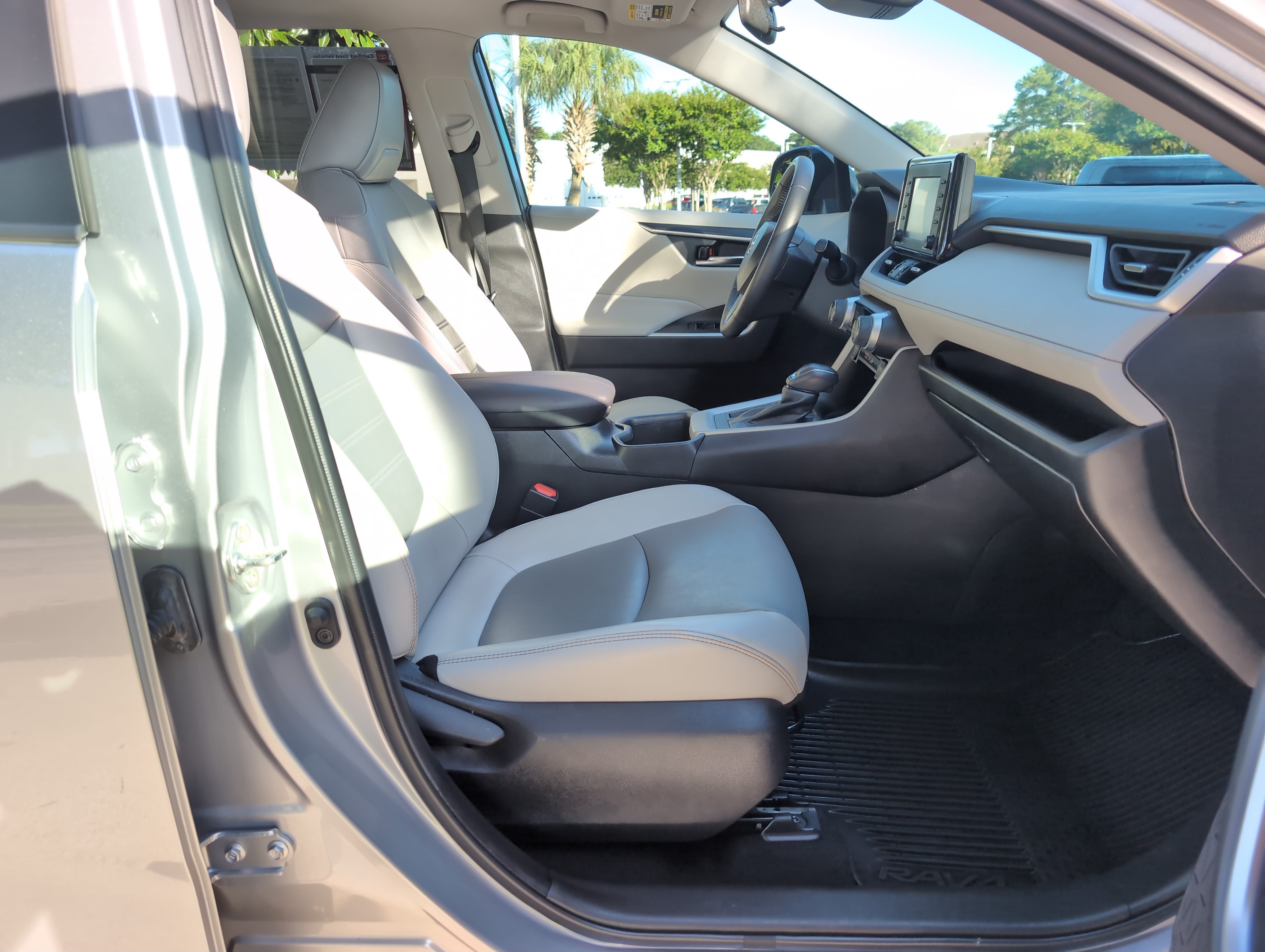 Certified 2022 Toyota RAV4 XLE Premium FWD image 32
