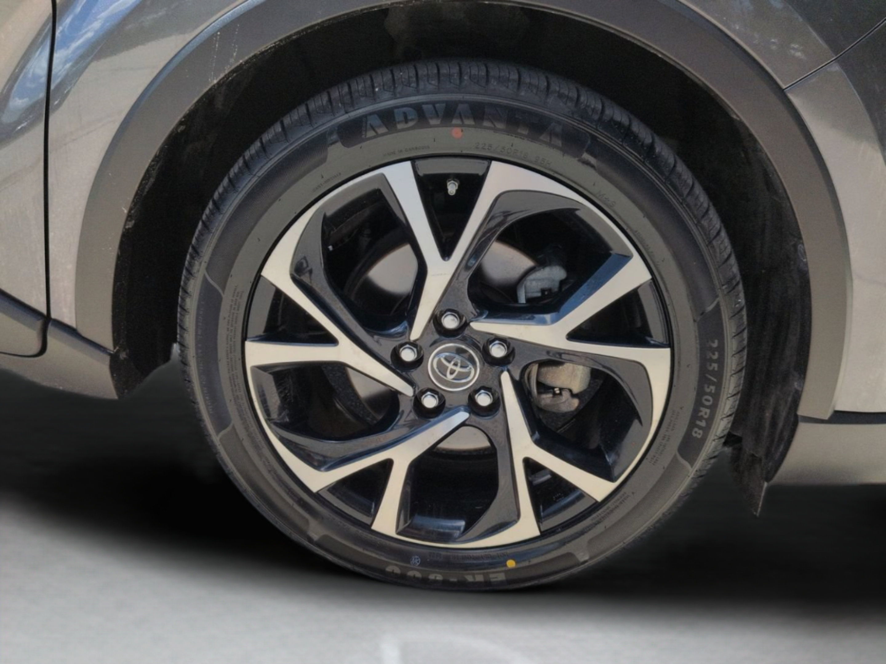 Used 2019 Toyota C-HR XLE FWD image 12