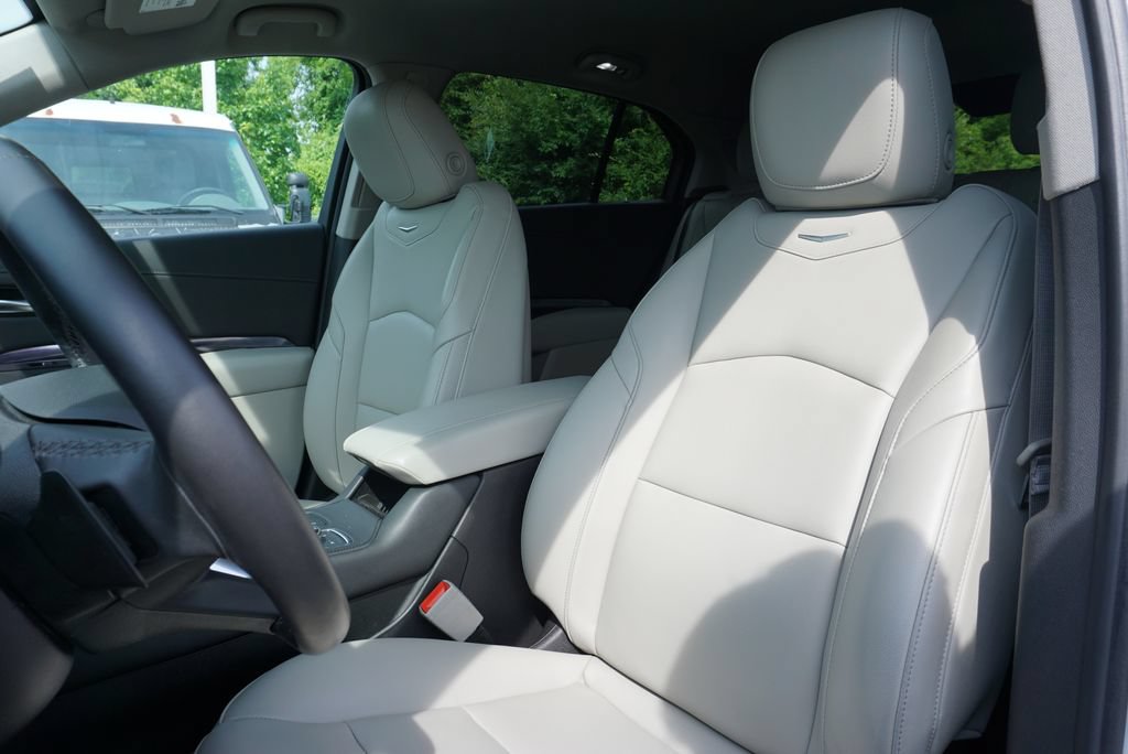 Used 2022 Cadillac XT4 Luxury w/ Cold Weather Package FWD image 23