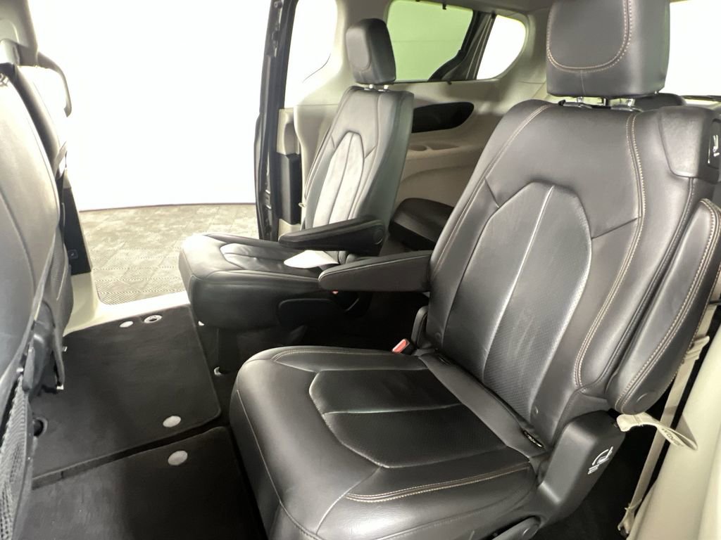 Used 2018 Chrysler Pacifica Touring-L w/ Premium Audio Group FWD image 26