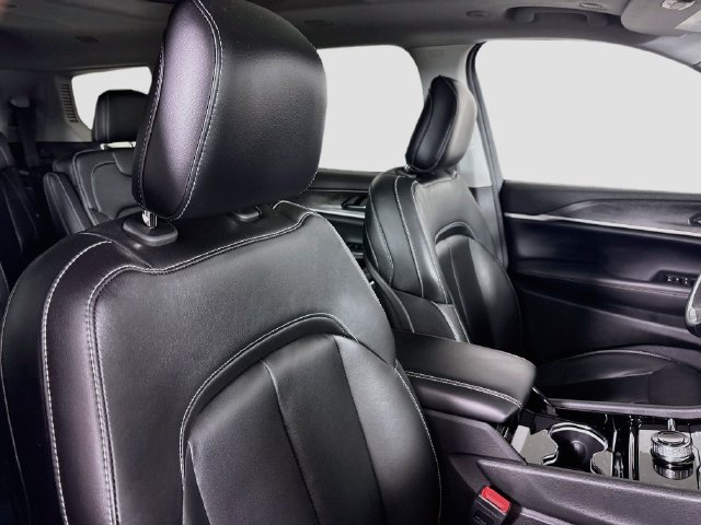 Used 2023 Jeep Grand Cherokee L Limited w/ Black Appearance Package AWD/4WD image 30