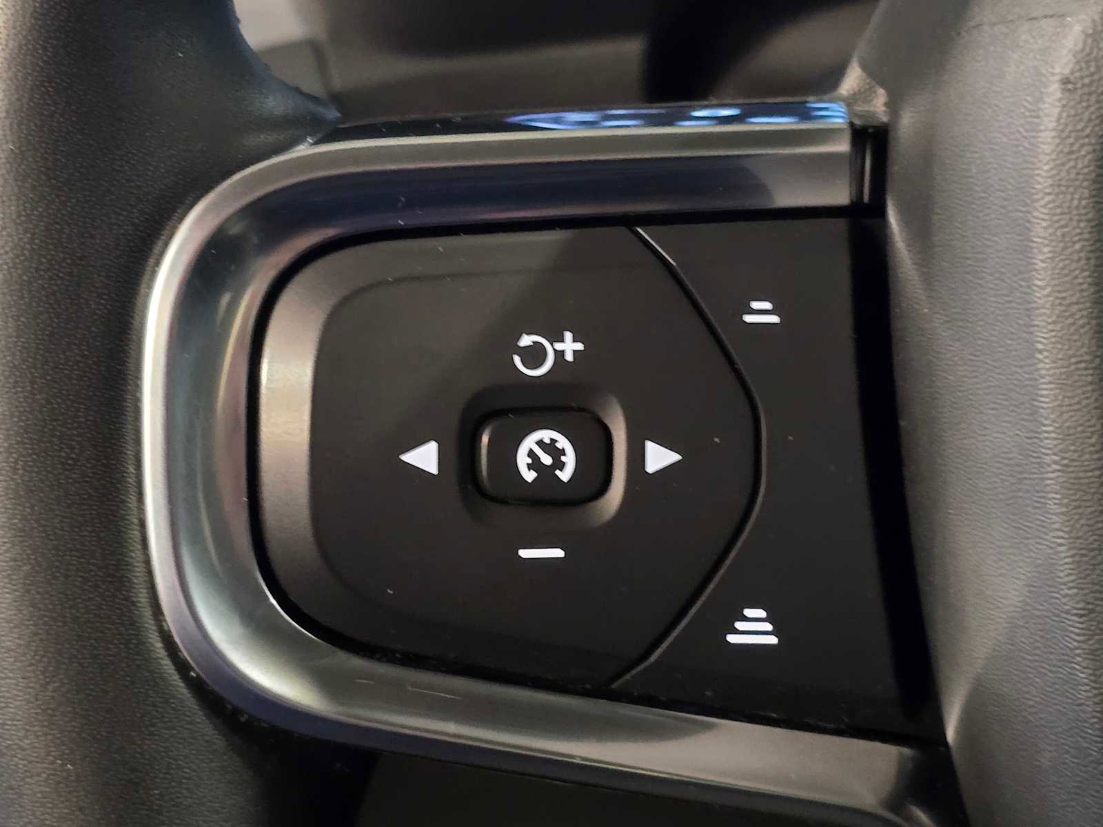 Used 2019 Volvo XC40 T5 Momentum image 22