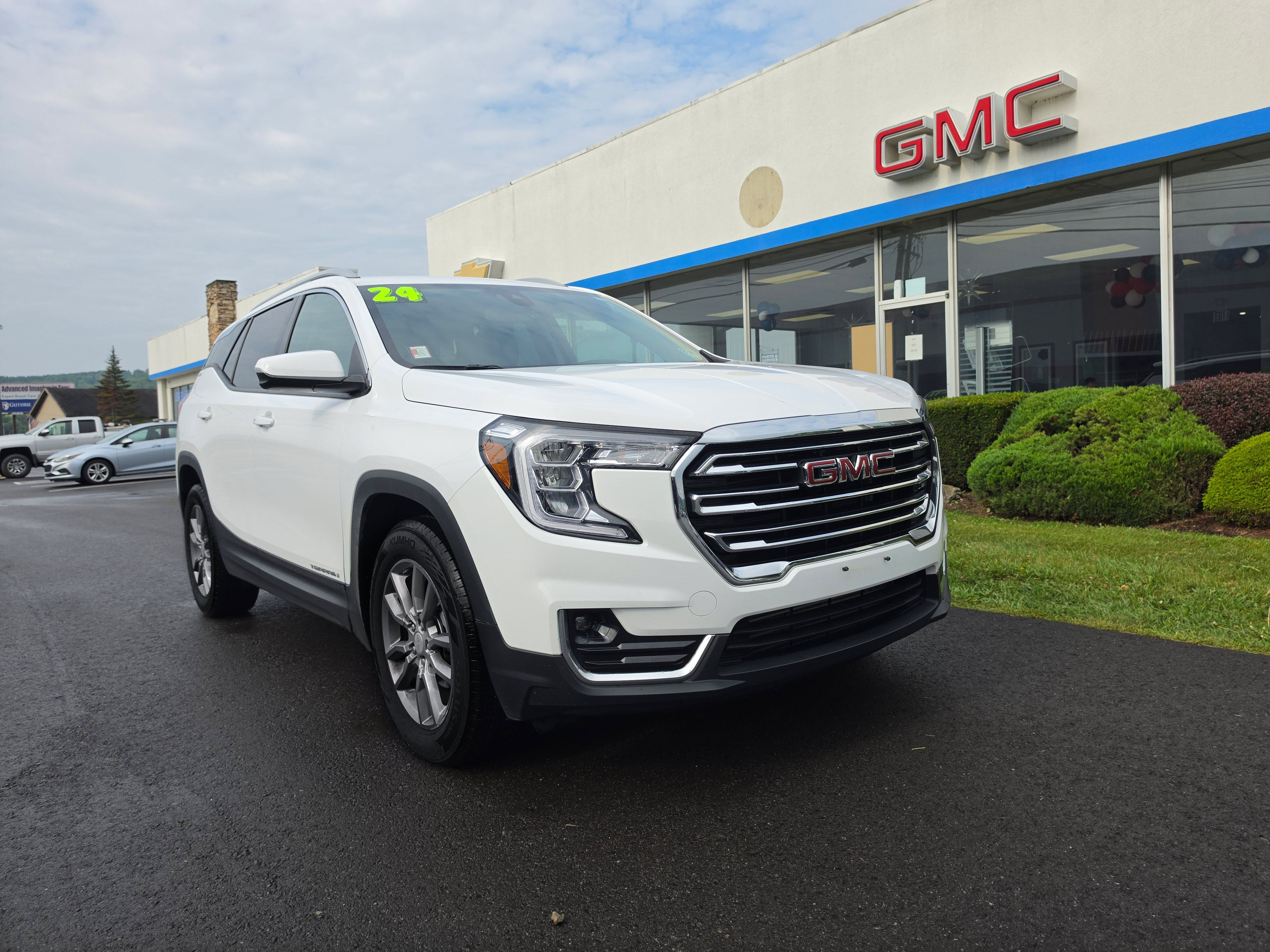 Used 2024 GMC Terrain SLT AWD/4WD image 1