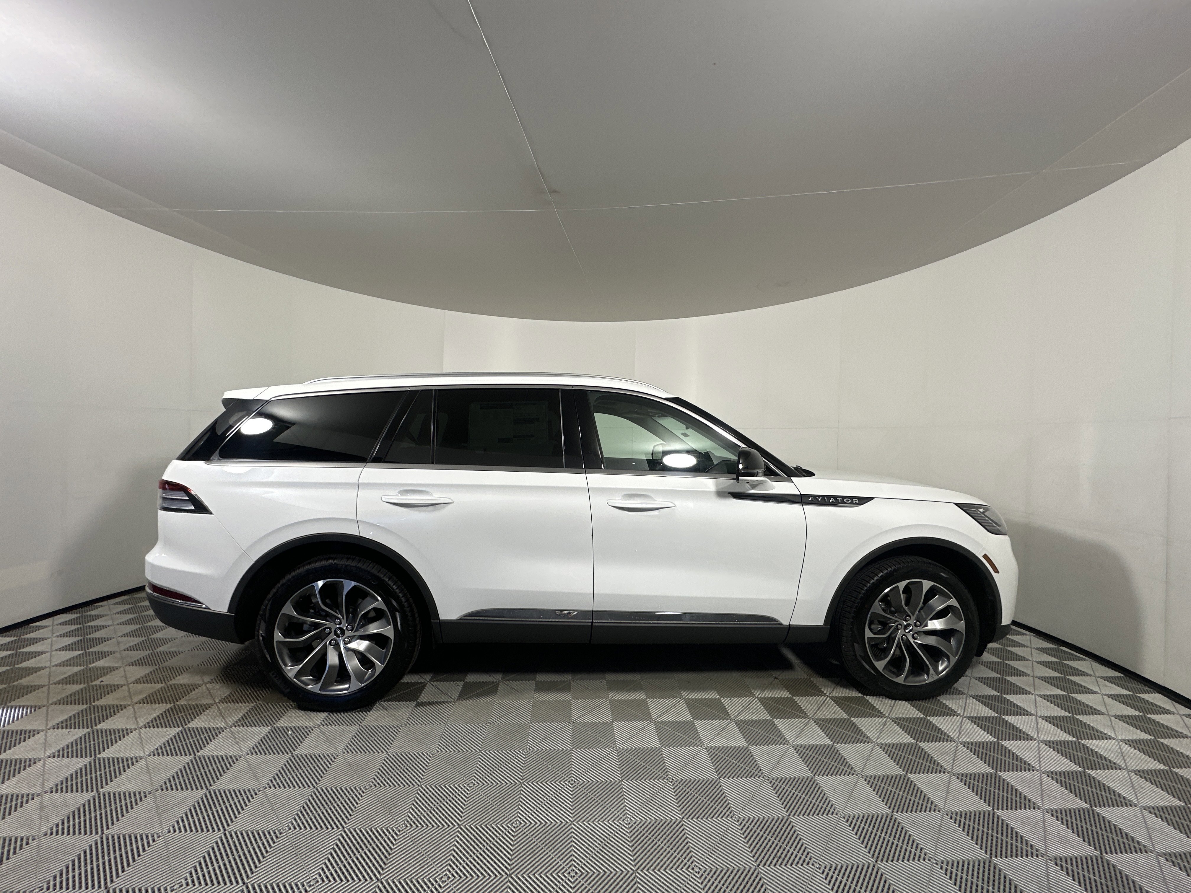 New 2025 Lincoln Aviator AWD image 8