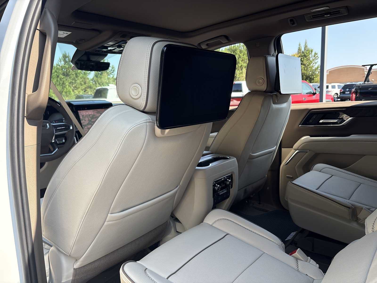 New 2026 GMC Yukon Denali w/ Denali Reserve Package AWD/4WD image 18