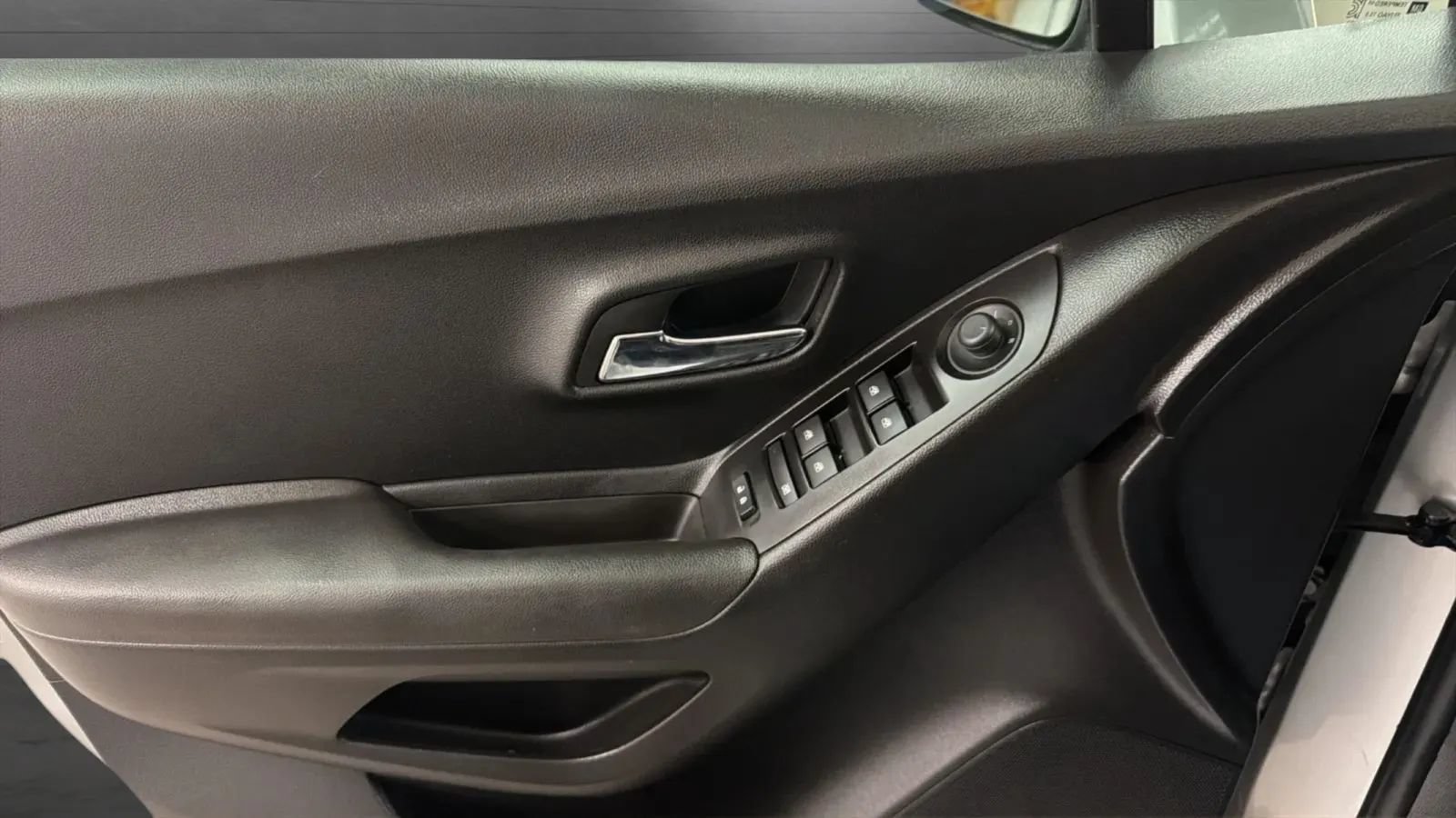 Used 2018 Chevrolet Trax LT w/ LT Convenience Package FWD image 17