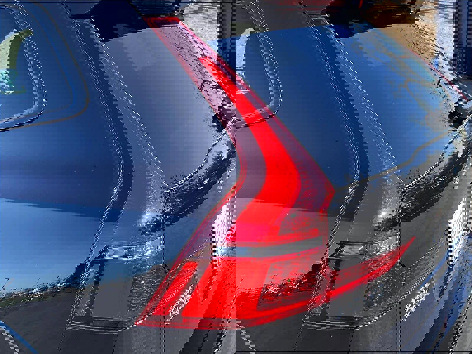 Used 2026 Volvo XC60 T8 Plus w/ Climate Package image 32