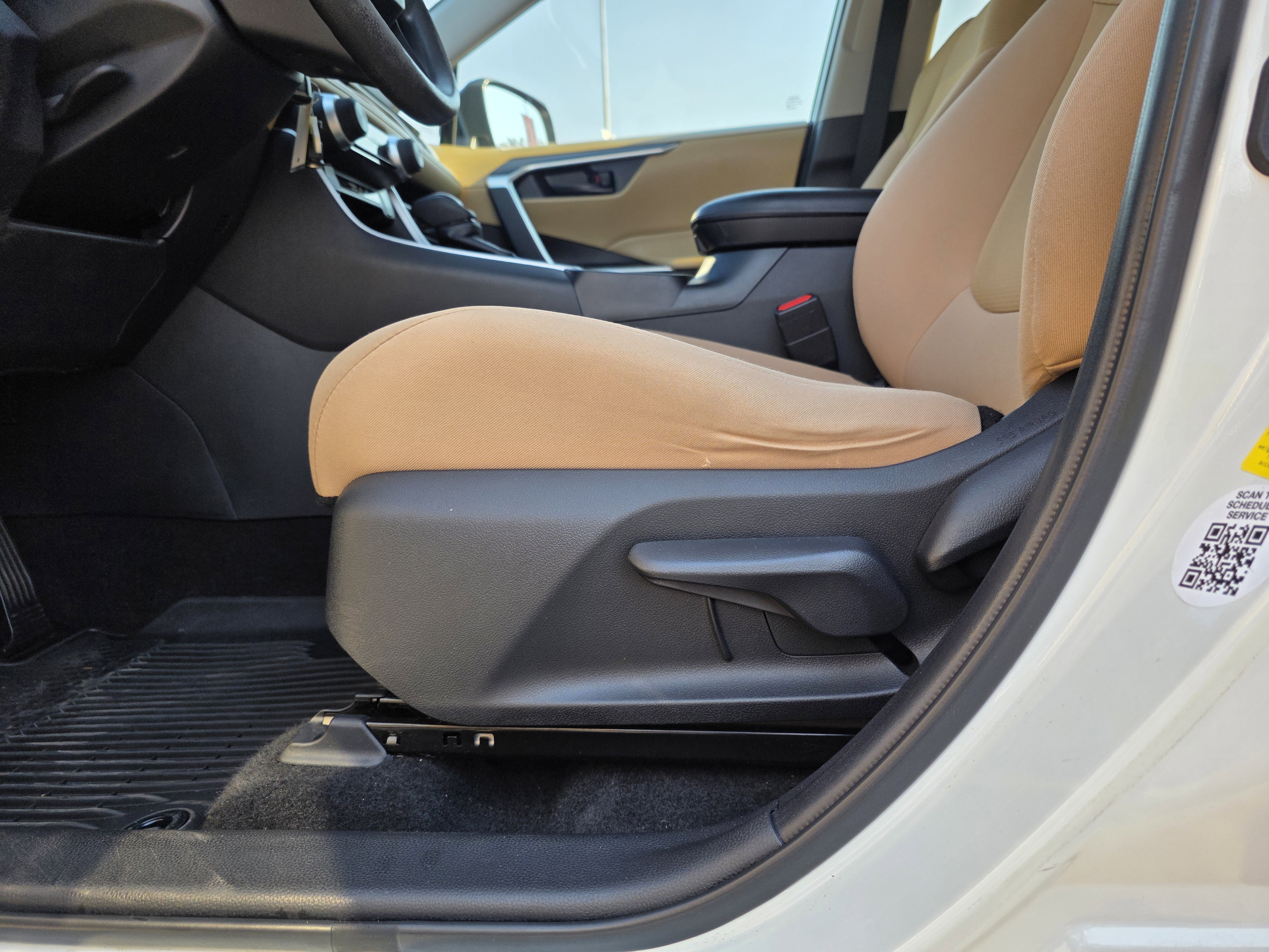 Used 2022 Toyota RAV4 LE image 18