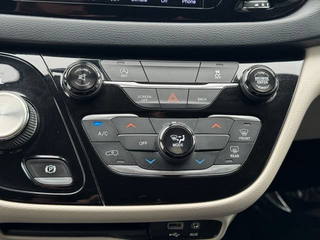 Used 2017 Chrysler Pacifica Touring FWD image 14