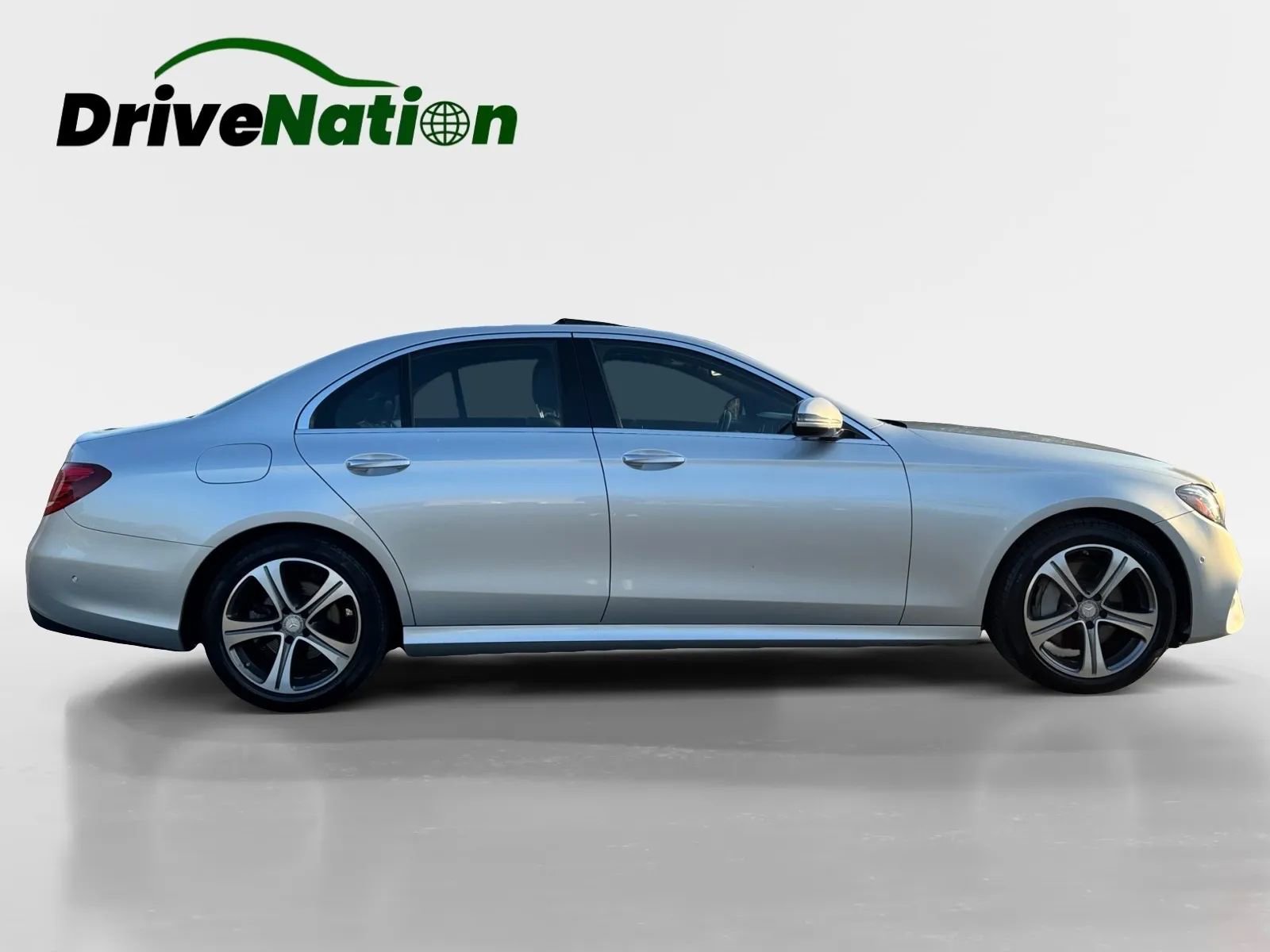 Used 2017 Mercedes-Benz E 300 4MATIC image 4