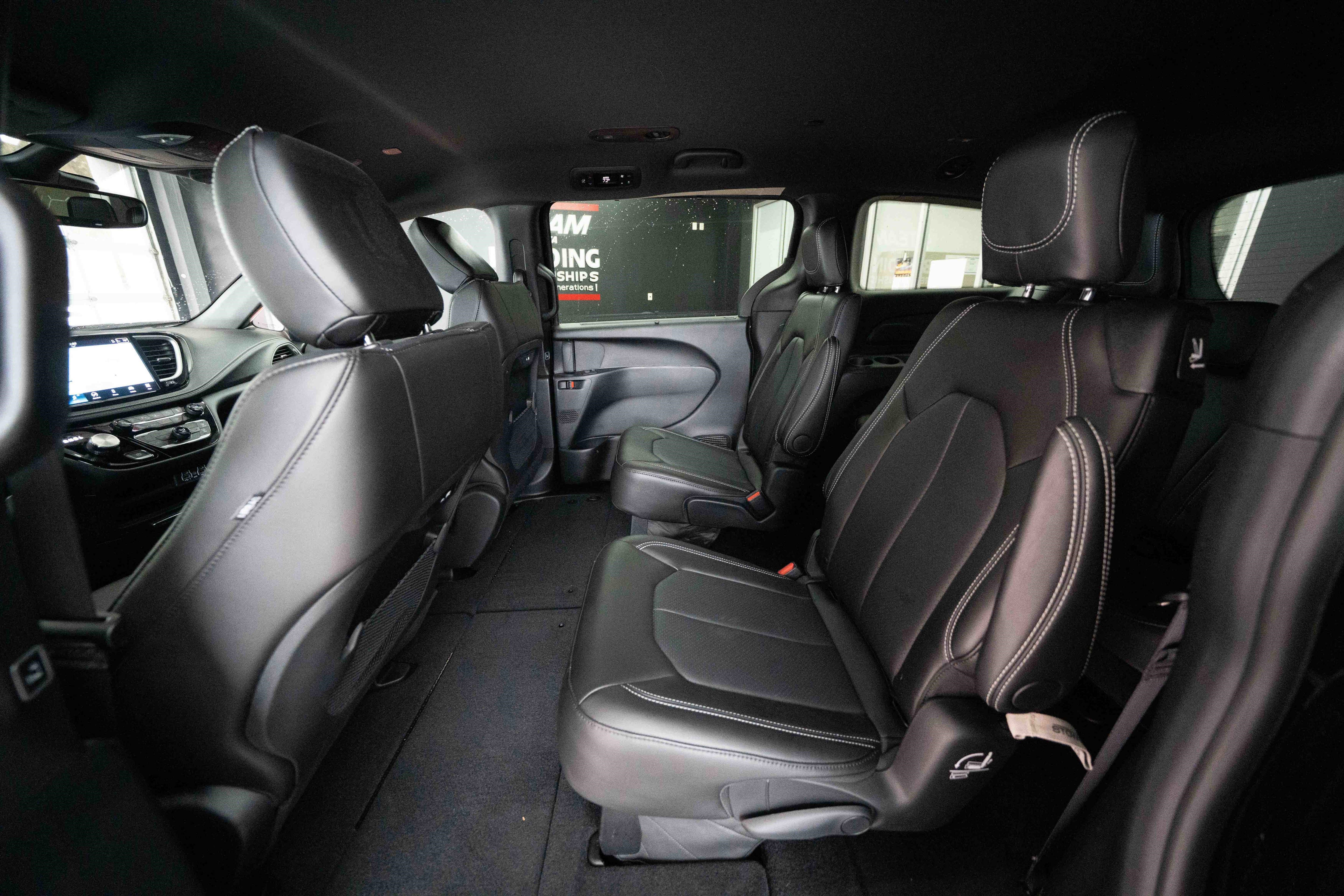 Used 2025 Chrysler Pacifica Select image 23