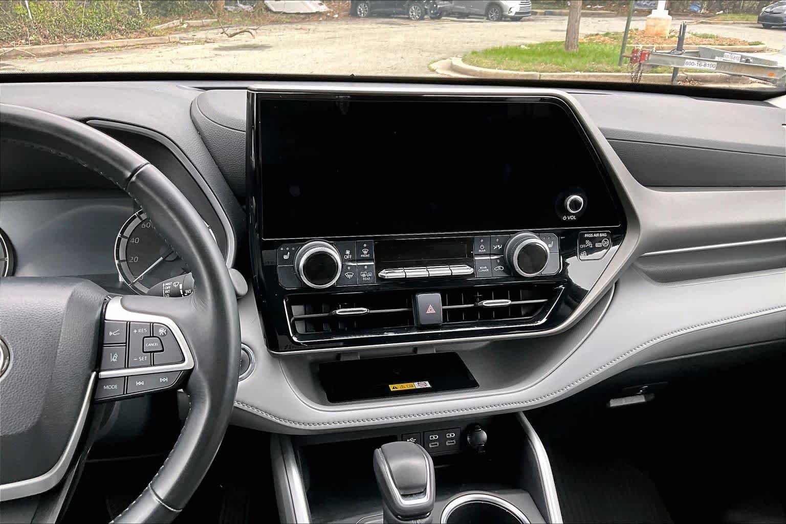 Used 2023 Toyota Highlander XLE image 7
