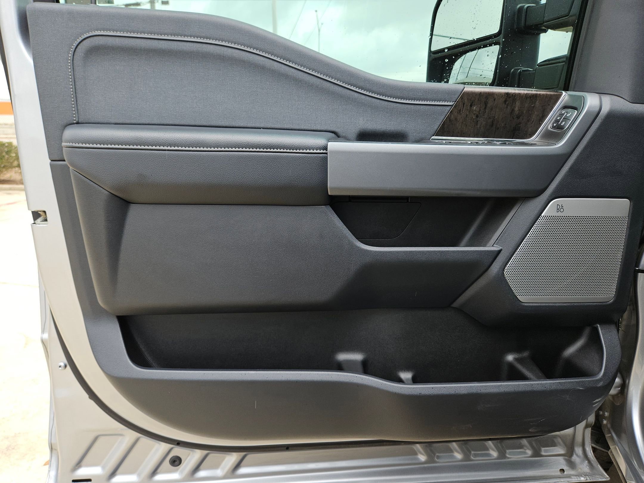 Used 2024 Ford F250 Lariat w/ Black Appearance Package image 11