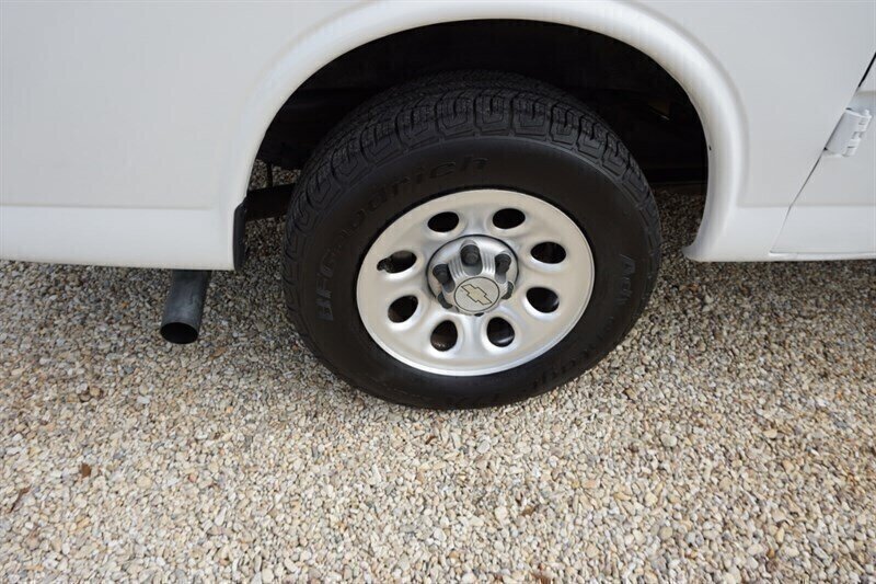 Used 2010 Chevrolet Express 1500 RWD image 30