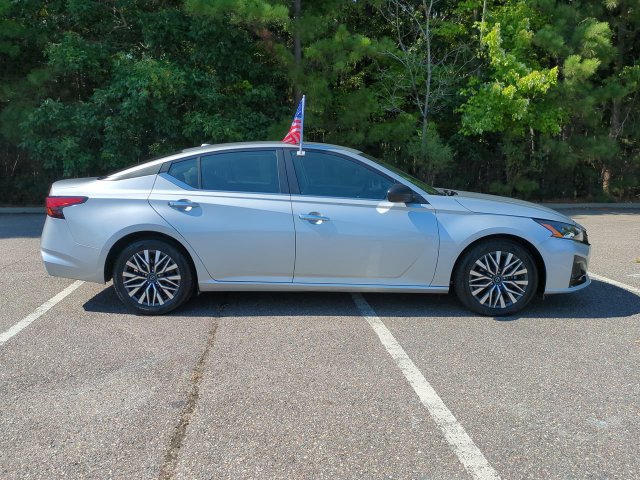 Used 2025 Nissan Altima 2.5 SV FWD image 3