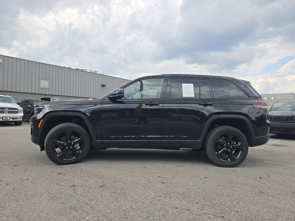 Used 2023 Jeep Grand Cherokee Altitude AWD/4WD image 11