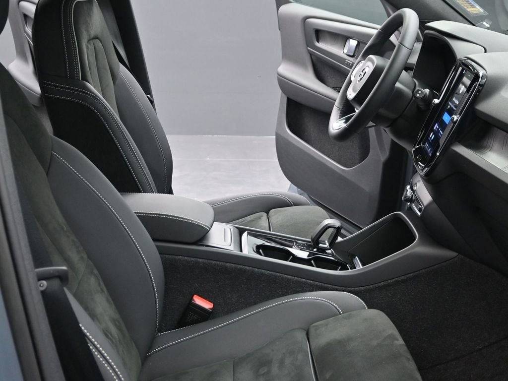 Used 2023 Volvo XC40 Recharge Plus image 21