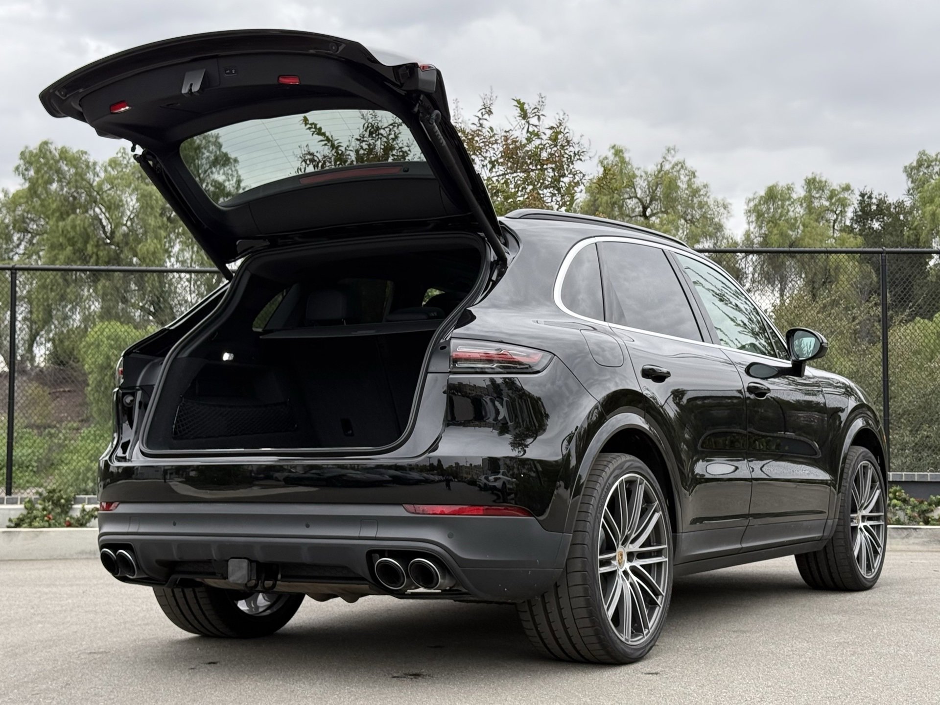 Certified 2022 Porsche Cayenne Platinum Edition image 32