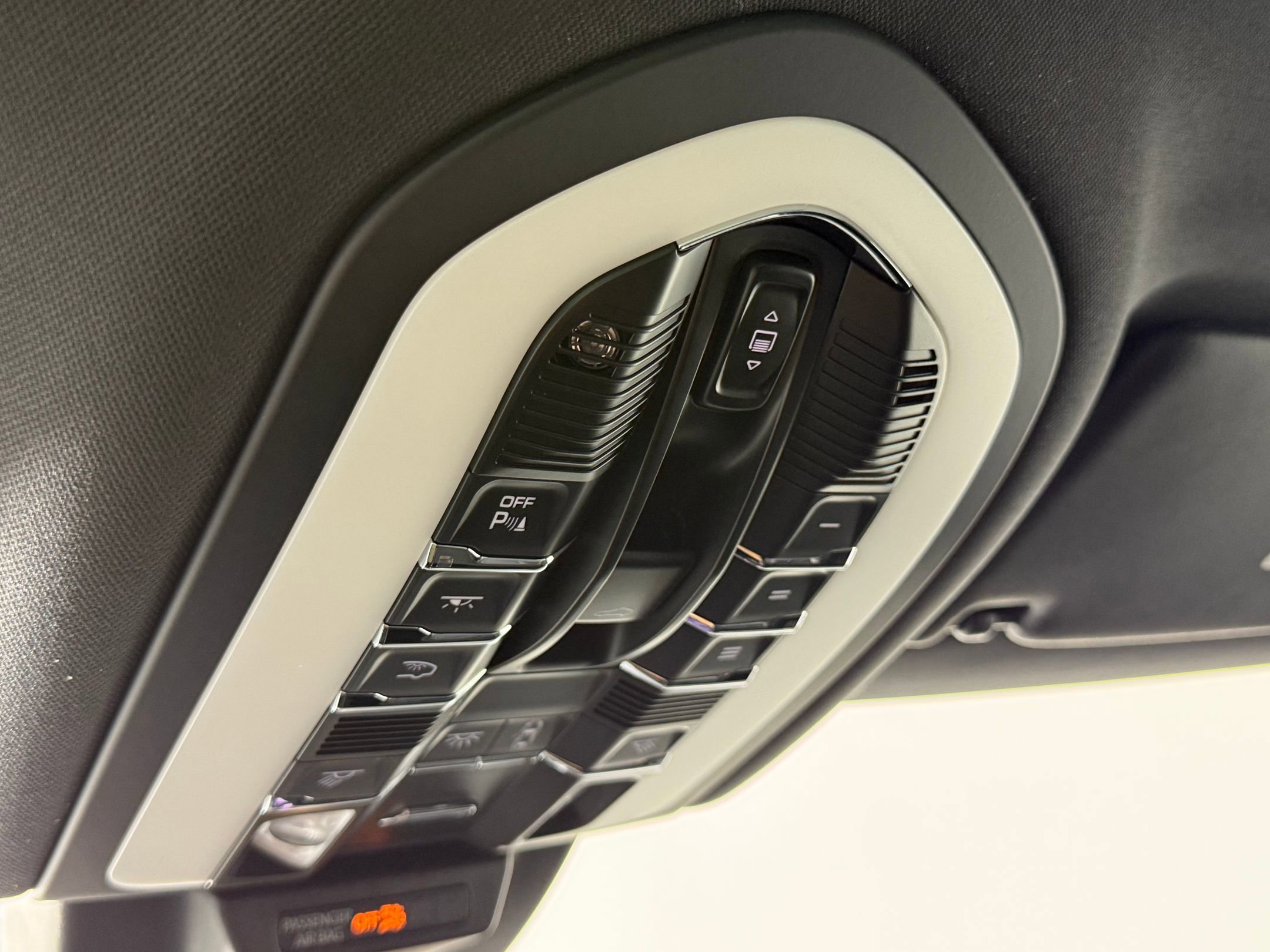 Certified 2025 Porsche Macan AWD/4WD image 22