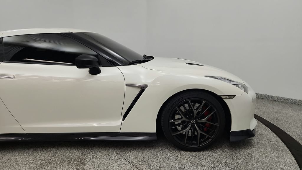 Used 2019 Nissan GT-R AWD/4WD image 41