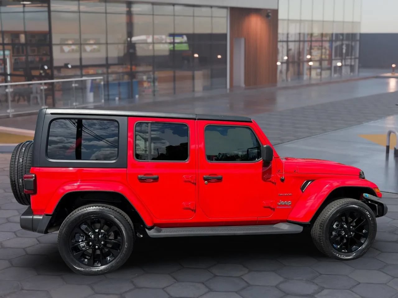 Used 2023 Jeep Wrangler Unlimited Sahara w/ Cold Weather Group AWD/4WD image 4