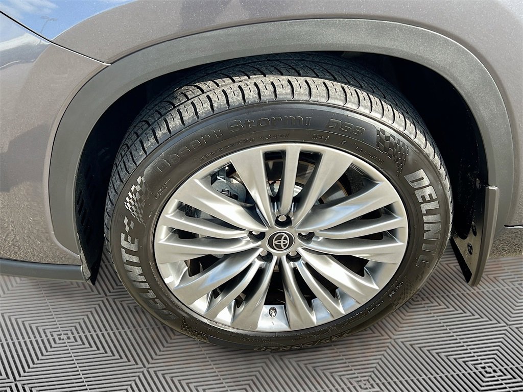 Used 2023 Toyota Highlander Platinum image 32