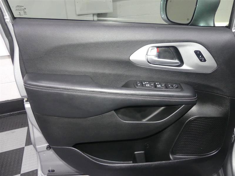 Used 2018 Chrysler Pacifica Limited w/ Advanced Safetytec Group FWD image 18