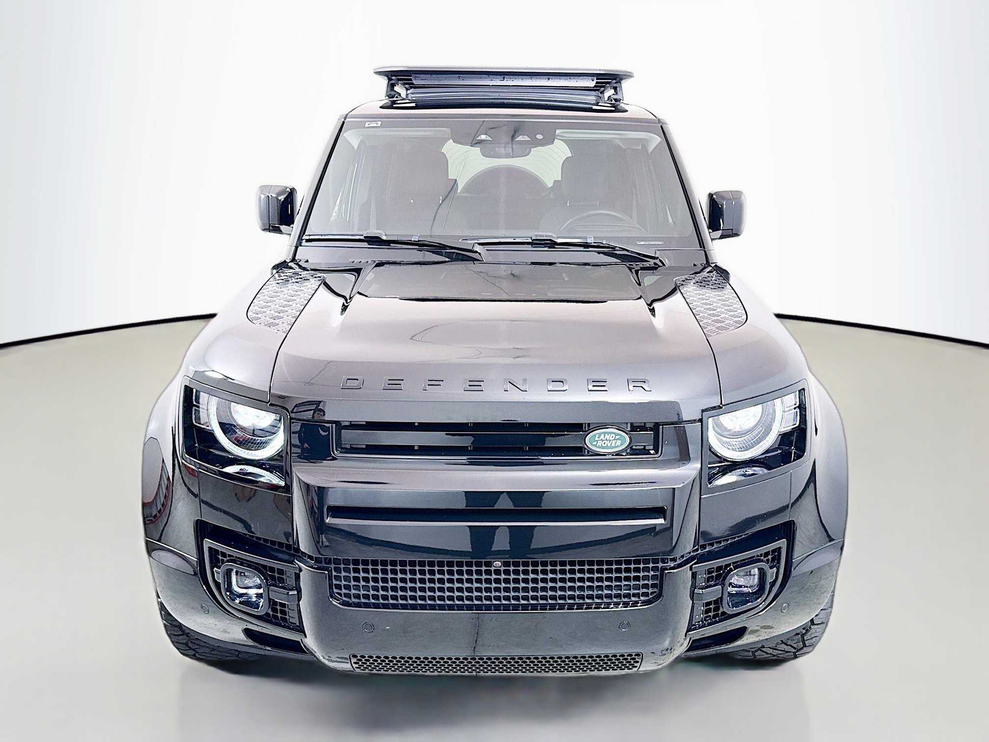 Used 2025 Land Rover Defender 110 X-Dynamic SE image 2