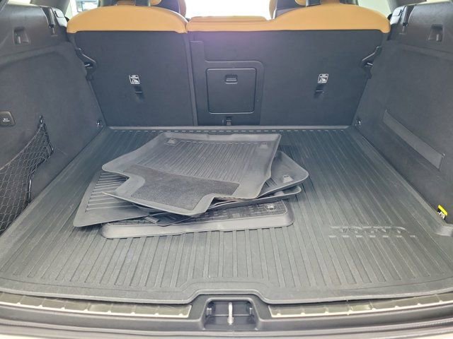 Used 2018 Volvo XC60 T6 Momentum w/ Convenience Package image 9