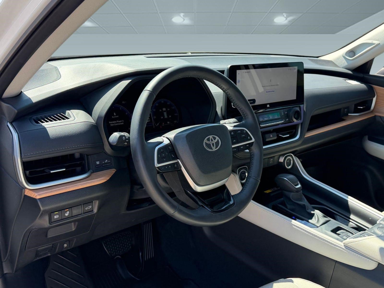 Used 2025 Toyota Grand Highlander Limited image 4