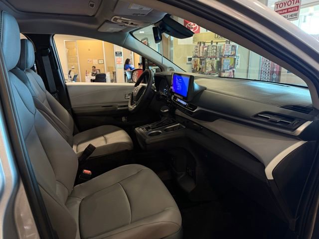 Used 2025 Toyota Sienna XLE image 12