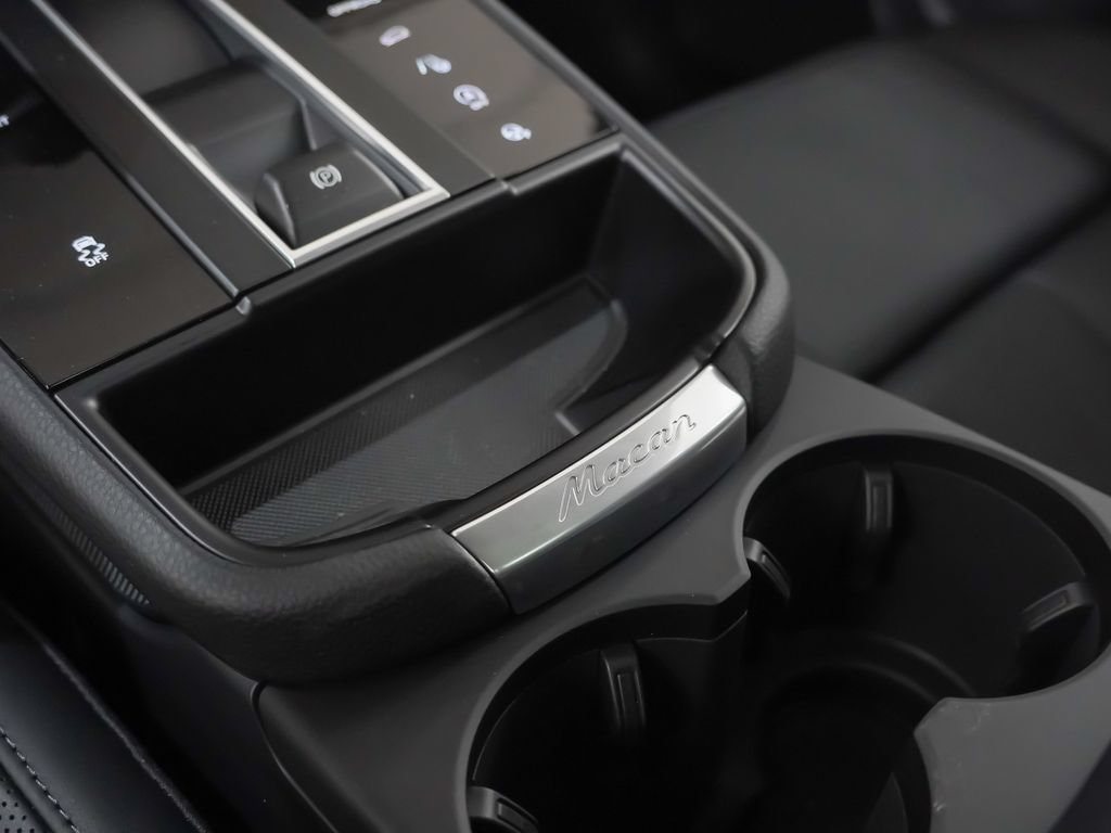 Certified 2026 Porsche Macan AWD/4WD image 34
