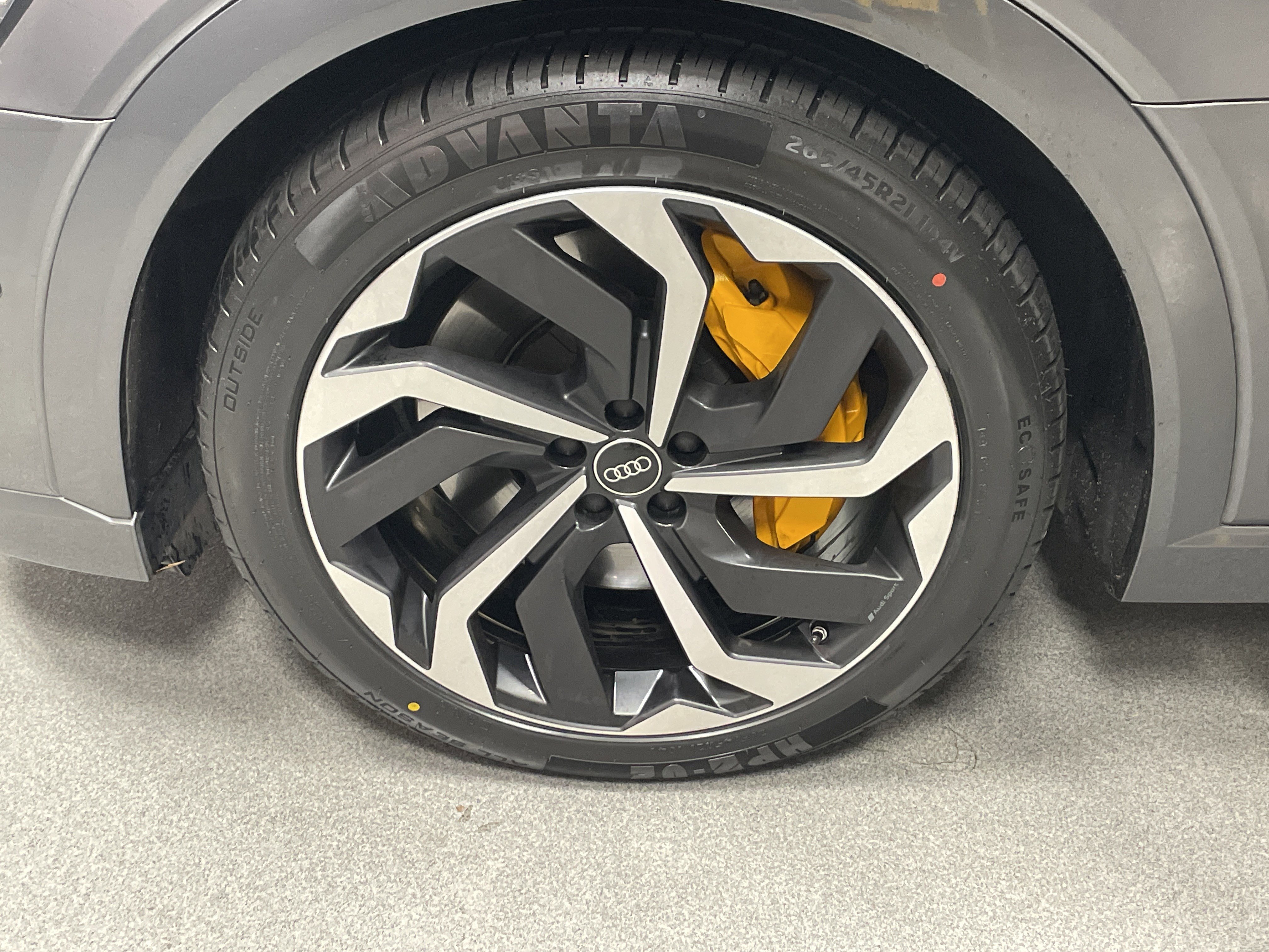 Used 2022 Audi e-tron Premium Plus w/ Premium Plus Package image 13