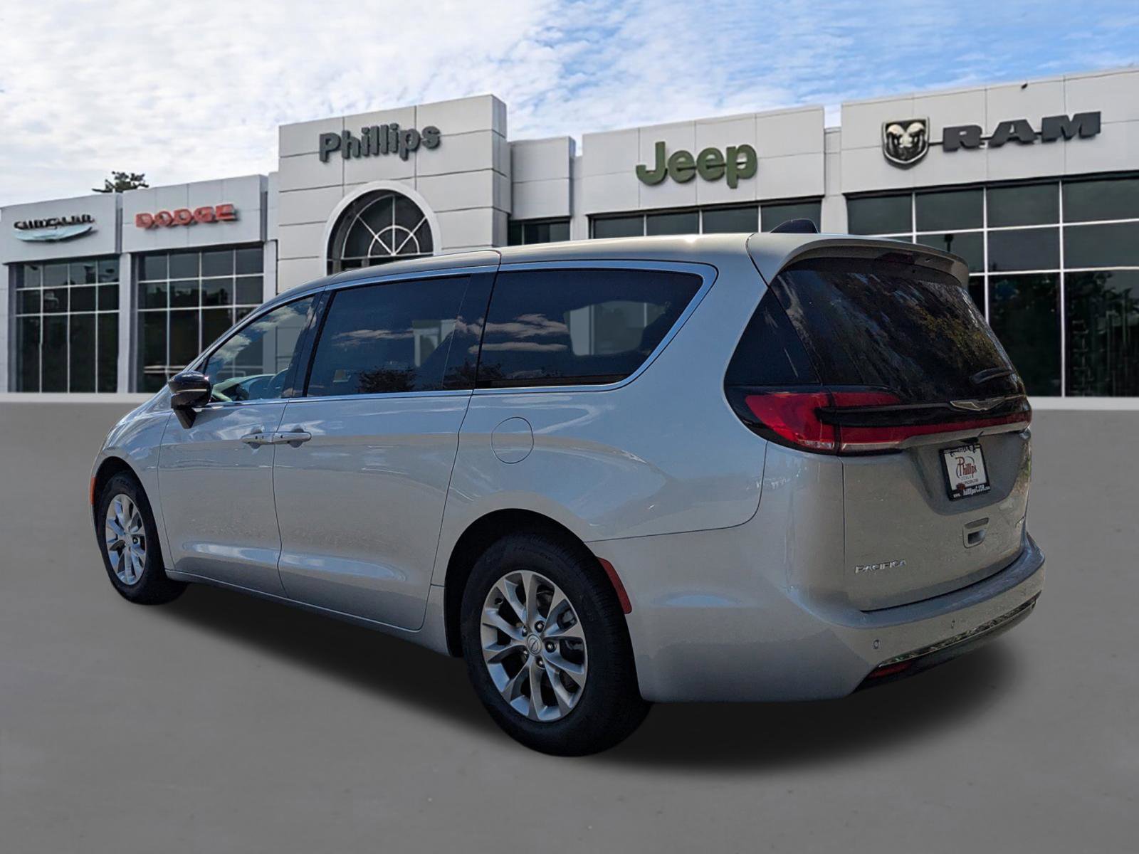 New 2026 Chrysler Pacifica Limited image 5