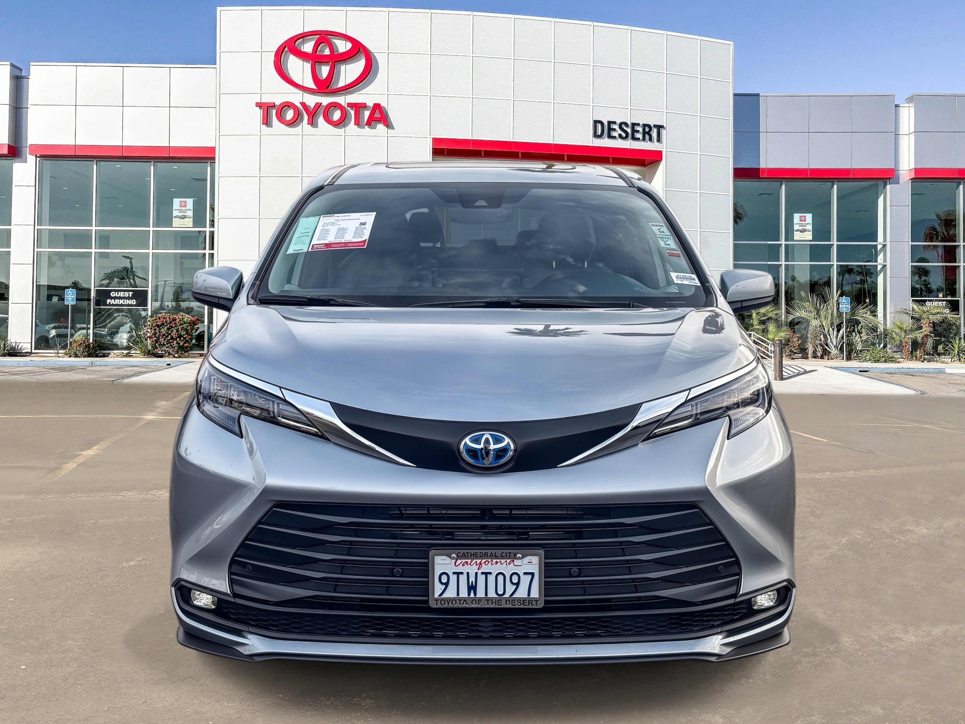 Used 2025 Toyota Sienna XLE image 2