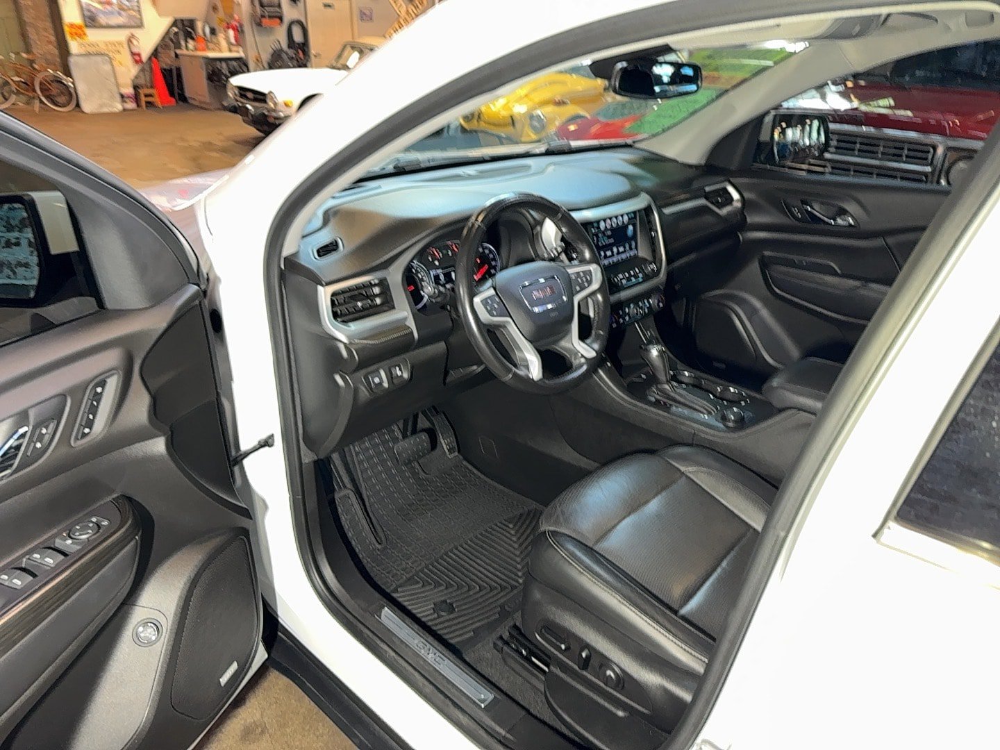 Used 2019 GMC Acadia SLT w/ LPO, Black Accent Package AWD/4WD image 10