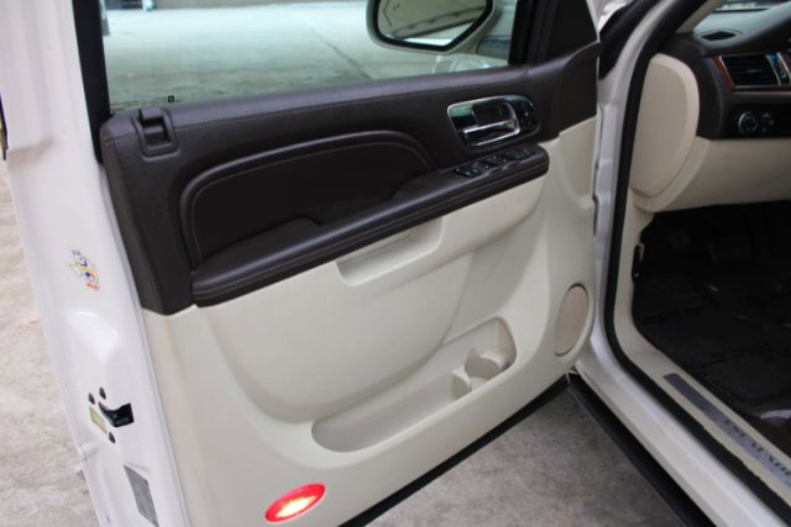 Used 2011 Cadillac Escalade Platinum image 11