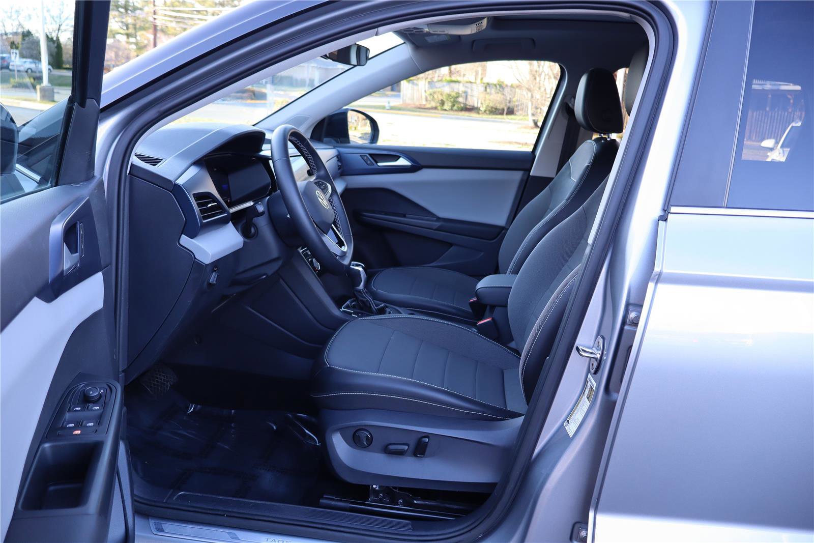 Certified 2023 Volkswagen Taos SE w/ Panoramic Sunroof Package image 14