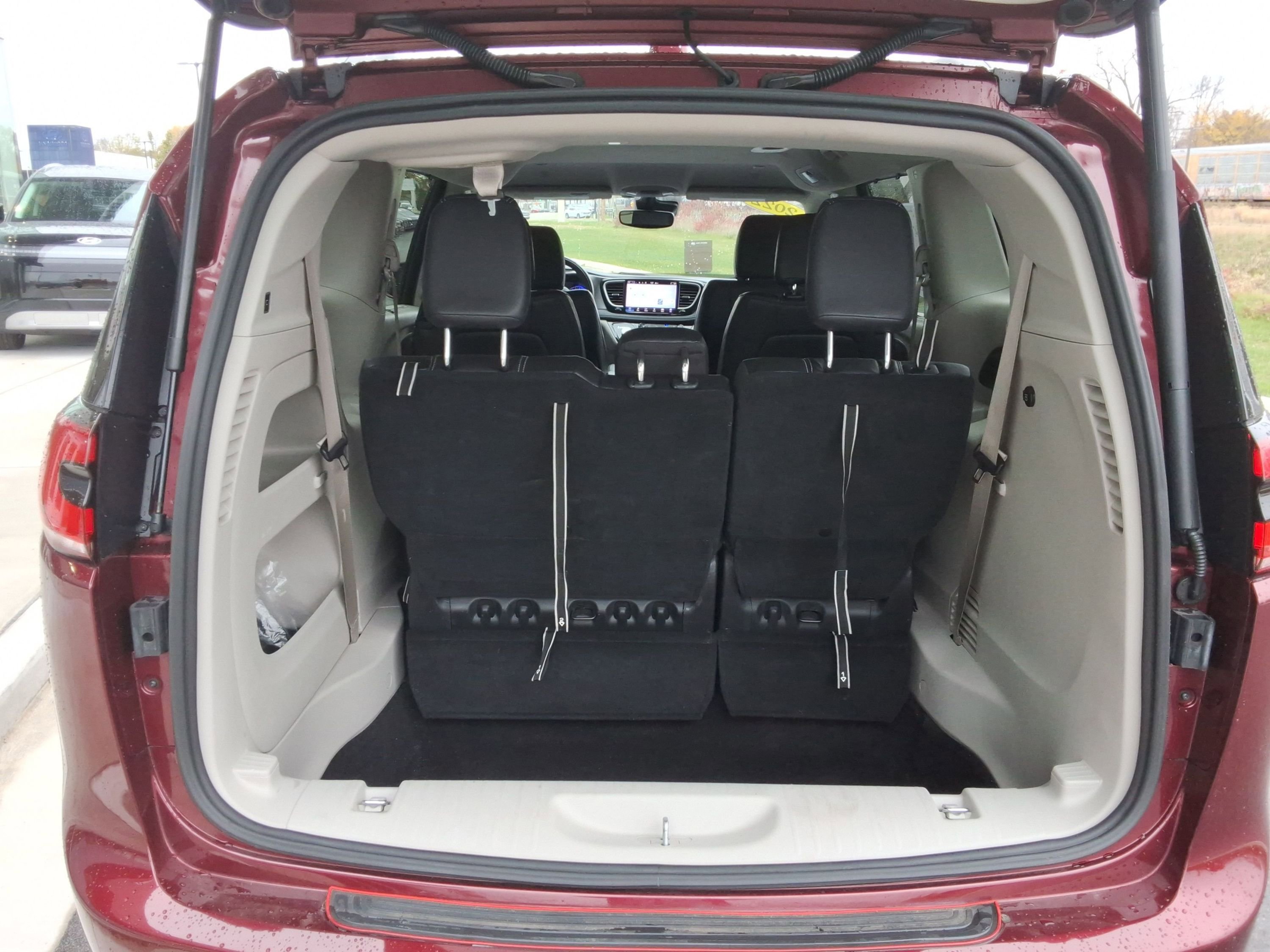 Used 2022 Chrysler Pacifica Touring-L image 32