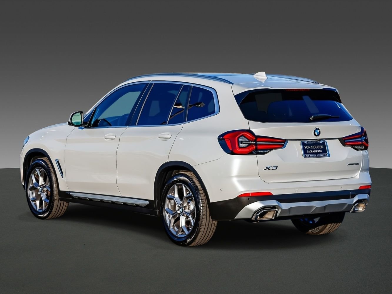 Used 2023 BMW X3 xDrive30i w/ Premium Package image 2