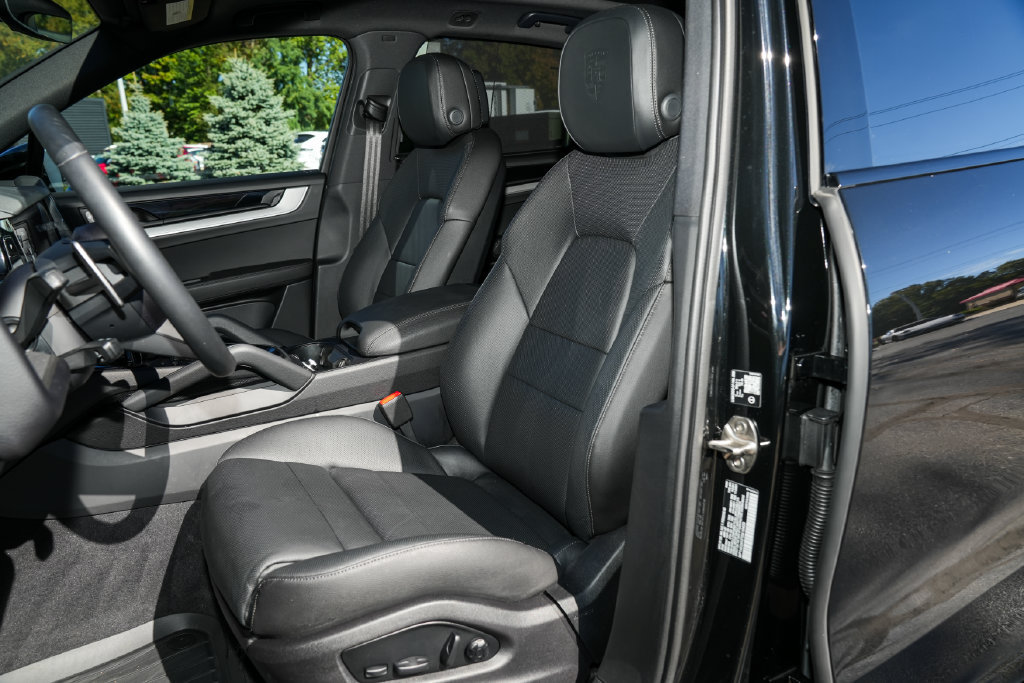Certified 2026 Porsche Cayenne E-Hybrid AWD/4WD image 5