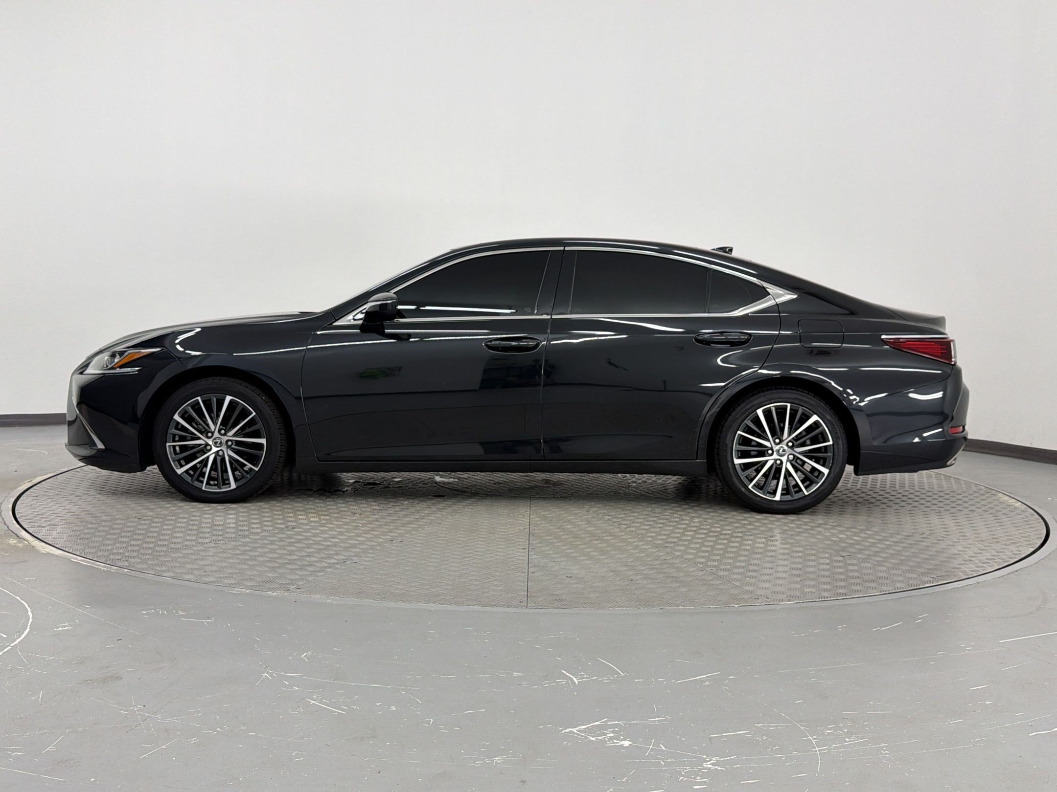 Certified 2022 Lexus ES 350 w/ Premium Package FWD image 2