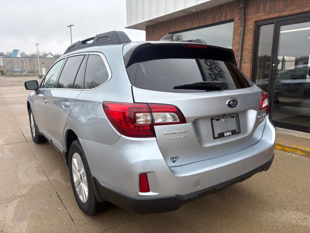 Used 2017 Subaru Outback 2.5i Premium image 3