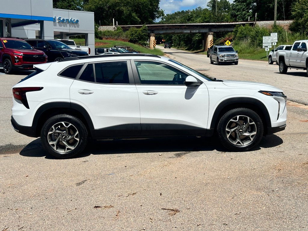 Used 2024 Chevrolet Trax LT w/ Driver Confidence Package FWD image 2